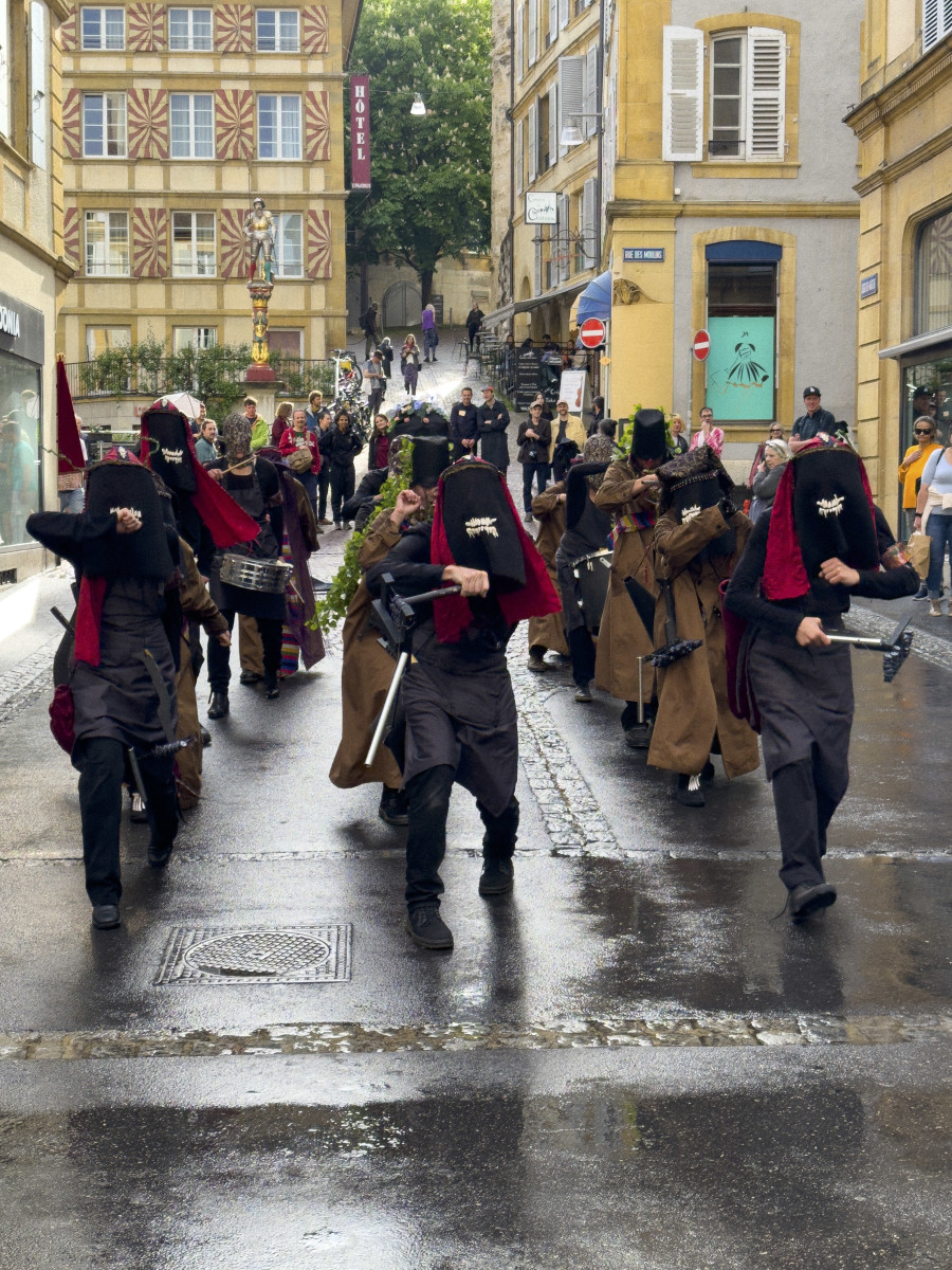 Early Labyrinth, Procession, avec La chorale du chaos éthique Photo: Thalles Piaget.