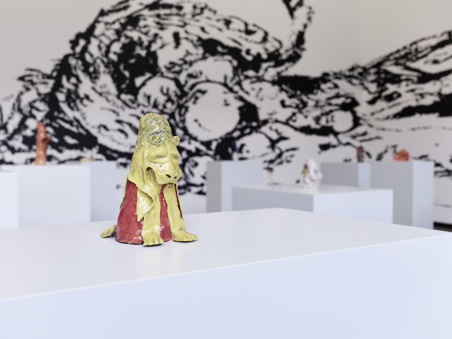 Cassidy Toner, Leaning on me #16, Keramik, glasiert, 26 x 15 x 19 cm. Courtesy of the artist & PHILIPPZOLLINGER, Zurich. Photo credit: Samuel Bramley