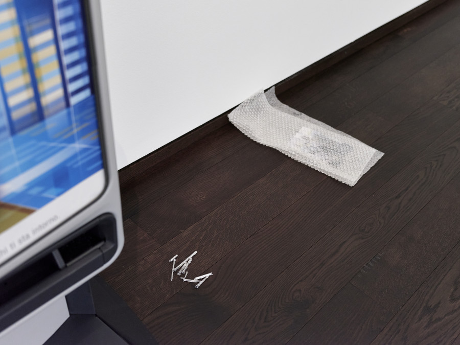 Cassidy Toner, Screws I, 7.5 x 5.4 x 0.5 cm, Screws II, 10 x 5 x 0.6 cm, Bubble wrap III, Kunstharz, 46 x 24 x 11 cm. Courtesy of the artist & PHILIPPZOLLINGER, Zurich. Photo credit: Samuel Bramley