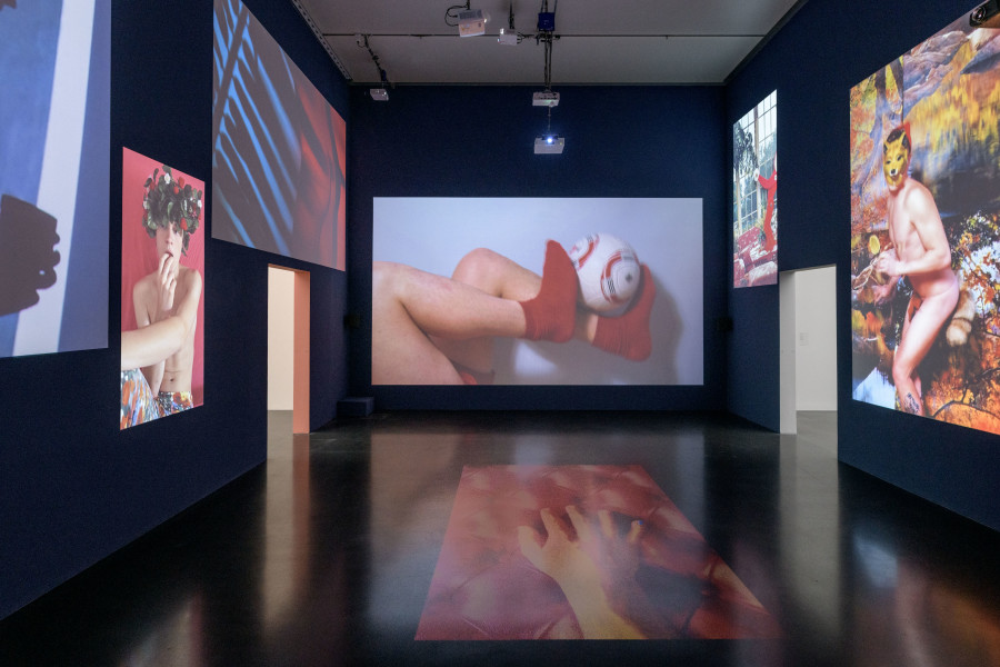 Walter Pfeiffer, Bei dir war es immer so schön, 2023 Videoinstallation, Ausstellungsansicht Sincerely, Walter Pfeiffer, Kunstmuseum Luzern, 2023, Foto: Marc Latzel, © 2023 ProLitteris, Zürich