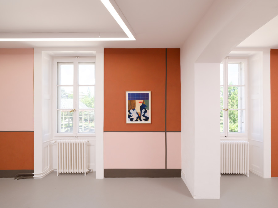 Hippolyte Hentgen, Veluto (peinture murale), Patterns (pastels) et Tribu (sculpture), vue de l’exposition « Chambre à deux lits » à la Villa du Parc - centre d’art contemporain - Aurélien Mole, 2025