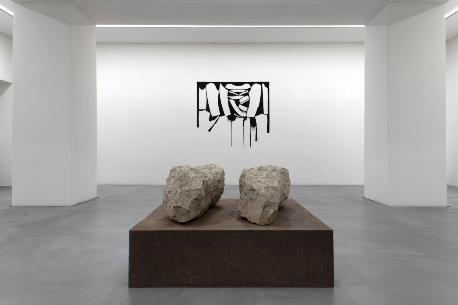 Exhibition view, Fragments, On searching, finding and showing the (in)complete, Bündner Kunstmuseum Chur, 2025. Vorne: Markus Casanova, Zwei liegende Torsi, 1990, Hinten: Marion Baruch, La ritirata, 2019. Photo credit: Thomas Strub