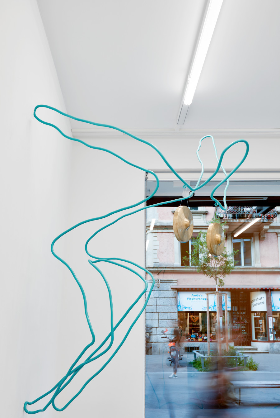 Sarah Ancelle Schönfeld, Installation view, Tout Doux: Gong Bath. Solo show curated by Elise Lammer, jevouspropose, Zurich, 2023. Courtesy of the artist. Photo: Studio Seghrouchni