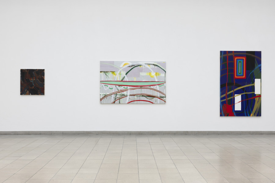 Flora Klein, GF, 2016. Acryl auf Leinwand / Acrylic on canvas, Courtesy die Künstlerin / the artist und / and Galerie Max Mayer, Düsseldorf; Silver painting (middle), 2023. Öl und Spray auf Leinwand / Acrylic, oil and spray paint on canvas, Privatsammlung / private collection, Berlin; Untitled, 2022. Acryl, Öl und Spray auf Leinwand / Acrylic, oil and spray paint on canvas, Courtesy die Künstlerin / the artist, Galerie Max Mayer, Düsseldorf und / and Lars Friedrich, Berlin (von links nach rechts / from left to right). Flora Klein, Heat, Ausstellungsansicht / installation view, Kunsthaus Glarus, 2023. Foto / Photo: Gina Folly