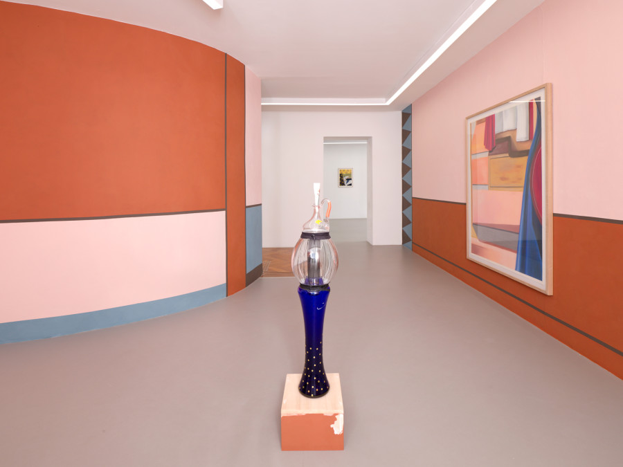 Hippolyte Hentgen, Veluto (peinture murale), Patterns (pastels) et Tribu (sculpture), vue de l’exposition « Chambre à deux lits » à la Villa du Parc - centre d’art contemporain - Aurélien Mole, 2025