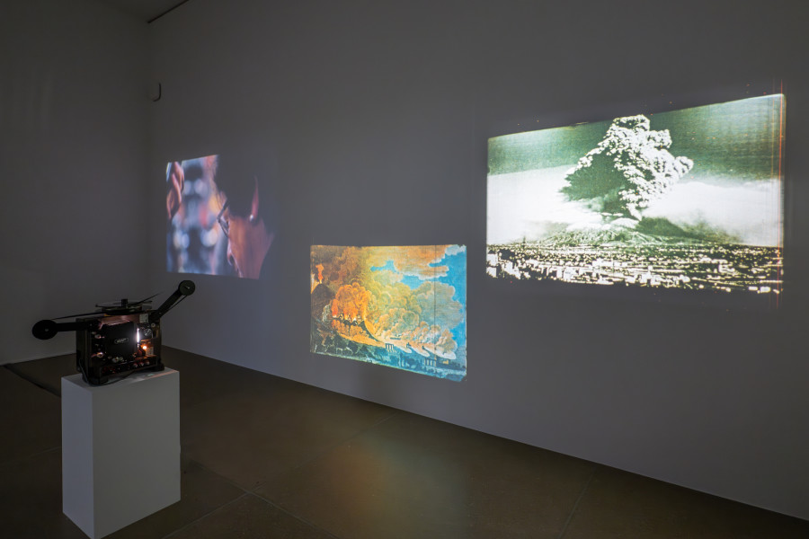 Installationsansicht Pauline Julier, A Single Universe, 8.6. – 27.10.2024, Aargauer Kunsthaus. Pauline Julier (*1981), Neapolitan Tryptich, 2017 - 2019, 16mm-Film, Loop, Dauer: 8’08’’; 6’40’’; 9’20’’, Mit Genehmigung der Künstlerin. Foto: ullmann.photography