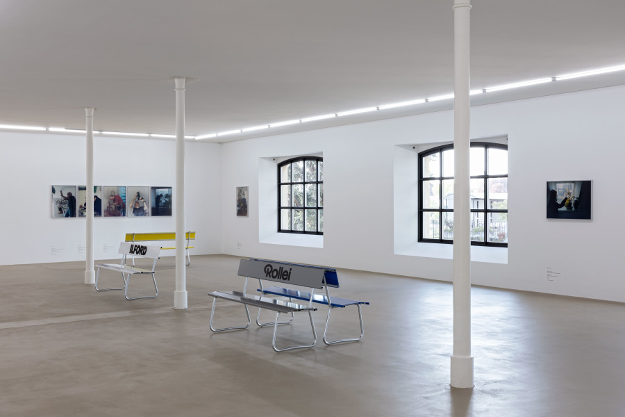 Quasitutto, Series of works, Gina Folly, « Gina Folly. Autofokus », exhibition view at Kunstmuseum Basel | Gegenwart, 2023, C-print, framed, Picture: 80 x 60 cm; Picture: 60 x 80 cm; Picture: 27.5 x 36 cm, © by the artist / the artist, Gina Folly, 2023, Photo: Emanuel Rossetti / Bank IV (Ilford), Gina Folly, « Gina Folly. Autofocus », exhibition view at the Kunstmuseum Basel | Gegenwart, 2023, galvanised steel, lacquered aluminium, Object: 80 x 170 x 54 cm, © by the artist / the artist, Gina Folly, 2023 / Bank VII (Rollei), Gina Folly, « Gina Folly. Autofokus », galvanised steel, lacquered aluminium, Object: 80 x 170 x 54 cm, © by the artist / the artist, Gina Folly, 2023, Photo: Emanuel Rossetti.
