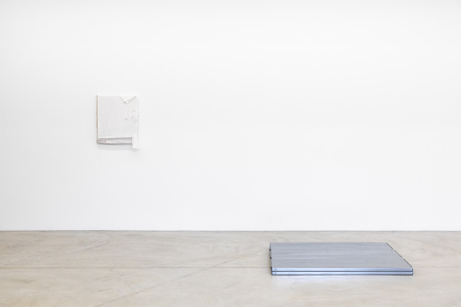 Installation view, Nina Rieben maybe (Lange Ärmel für die Intention), 62 x 51 x 5 cm, Margherita Raso Sidesteps 130 x 122 x 7 cm. Photo credit: Nina Rieben ©