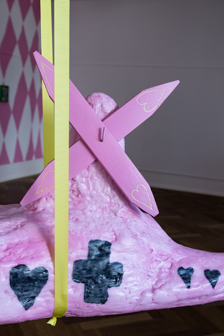 Installation view, Felix Stöckle, PINK HAWK DOWN, KRONE COURONNE, 2024. Credit © Jerlyn Heinzen