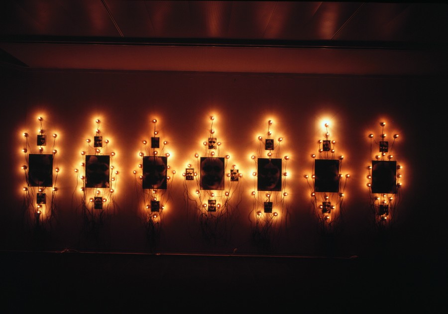 Boltanski Christian, Klagegesänge: die Mahnmale, 1987 7-teilige Rauminstallation: 23 gerahmte Fotografien, elektrische Installationen und Glühbirnen, 242 x 691 x 6 cm, Kunstmuseum Bern