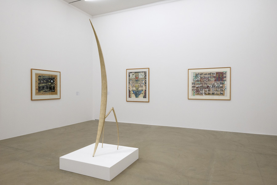 Installationsansicht Eine Frau ist eine Frau ist eine Frau... Eine Geschichte der Künstlerinnen 27.8.2022 – 15.1.2023, Aargauer Kunsthaus, Aarau. Suzanne Baumann. Blaubart, 1991, Aargauer Kunsthaus, Aarau / Schenkung Suzanne Baumann. And what now?, 1991, Love me or leave me, undatiert, Aargauer Kunsthaus, Aarau. Olivia Etter, Gottesanbeterin, 1995. Aargauer Kunsthaus, Aarau / Depositum der Sammlung Andreas Züst. Foto: Zoe Tempest, Zürich