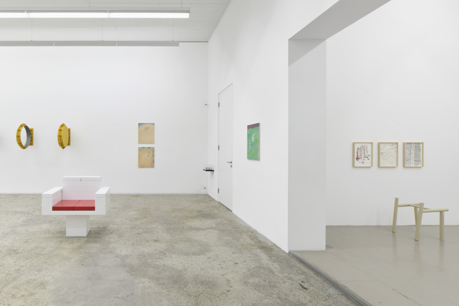 Exhibition view, «der zweibeinige Stuhl», 2023, Galerie Mark Müller