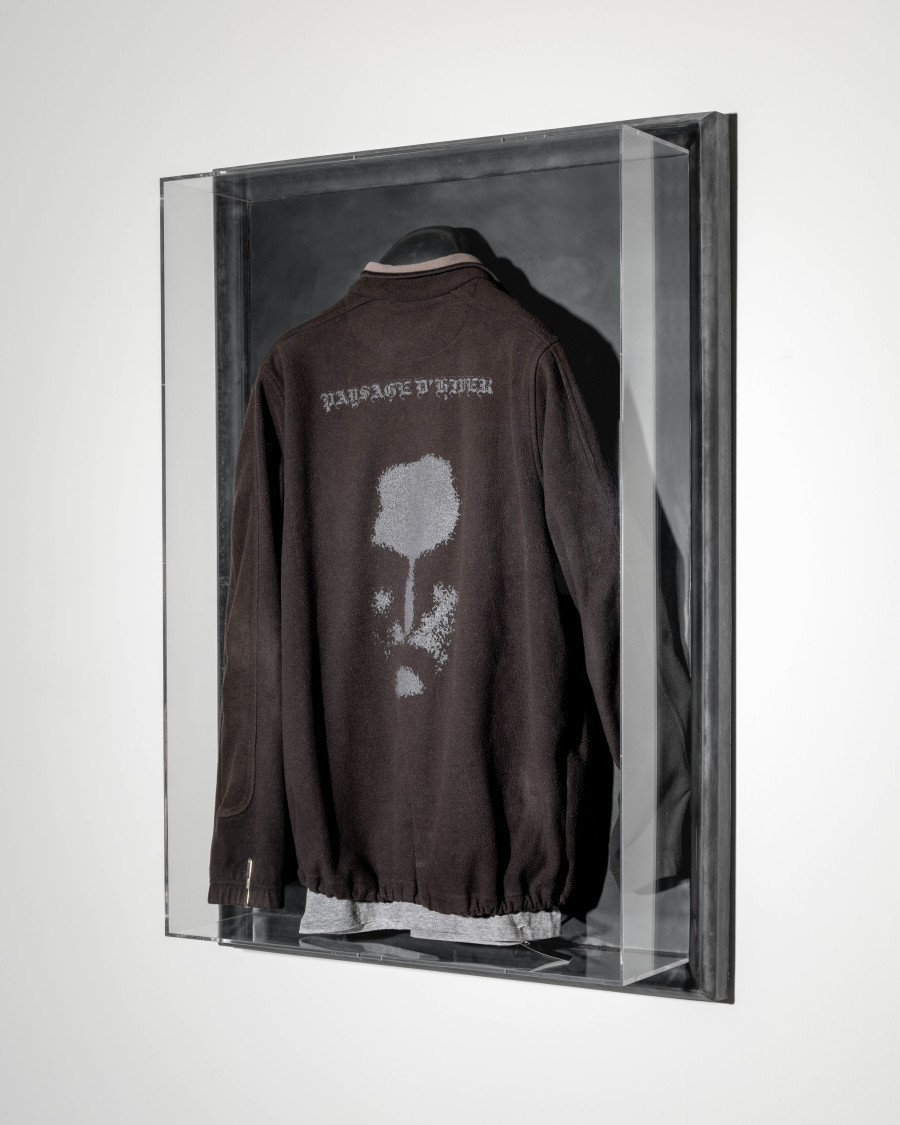 Julian-Jakob Kneer, FANATIC (6), 2025, Archival Paysage d'Hiver fleece jacket, Laibach tie pin, Precious Moments t-shirt,
cast rubber and acrilyc glas vitrine, 106 x 76 x 22 cm. Courtesy the artist and Blue Velvet, Zurich. Exhibition views by Andrea Luca Ammann.