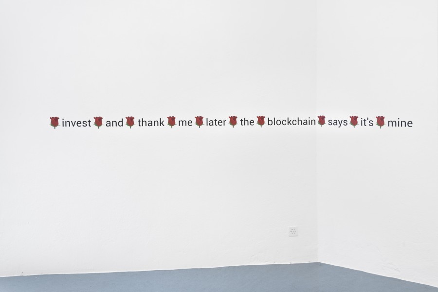 Laura Paloma, 🌹invest🌹and🌹thank🌹me🌹later🌹the🌹blockchain🌹says🌹it’s🌹mine, 2023/2025, Vinyl print, https://docs.google.com/document/d/1KeMoKKlwpKcitf5hj3OgoHIrUHPH- r4yuvMZWi6F4m4/edit?tab=t.0, 10 × 310 cm. Photo credits: marytwo