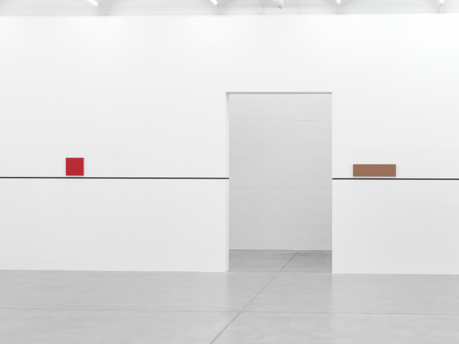 Installation view, Gerwald Rockenschaub, bass+ (re)modification, Galerie Eva Presenhuber, Zurich, MaagAreal, 2024. © Gerwald Rockenschaub. Courtesy the artist and Galerie Eva Presenhuber, Zurich / Vienna. Photo: Stefan Altenburger Photography, Zürich