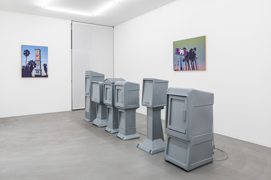 Exhibition view, Rita McBride & Glen Rubsamen, Daily Echo Free Mirror, Mai 36 Galerie, 2023. Photo credits: Peter Baracchi