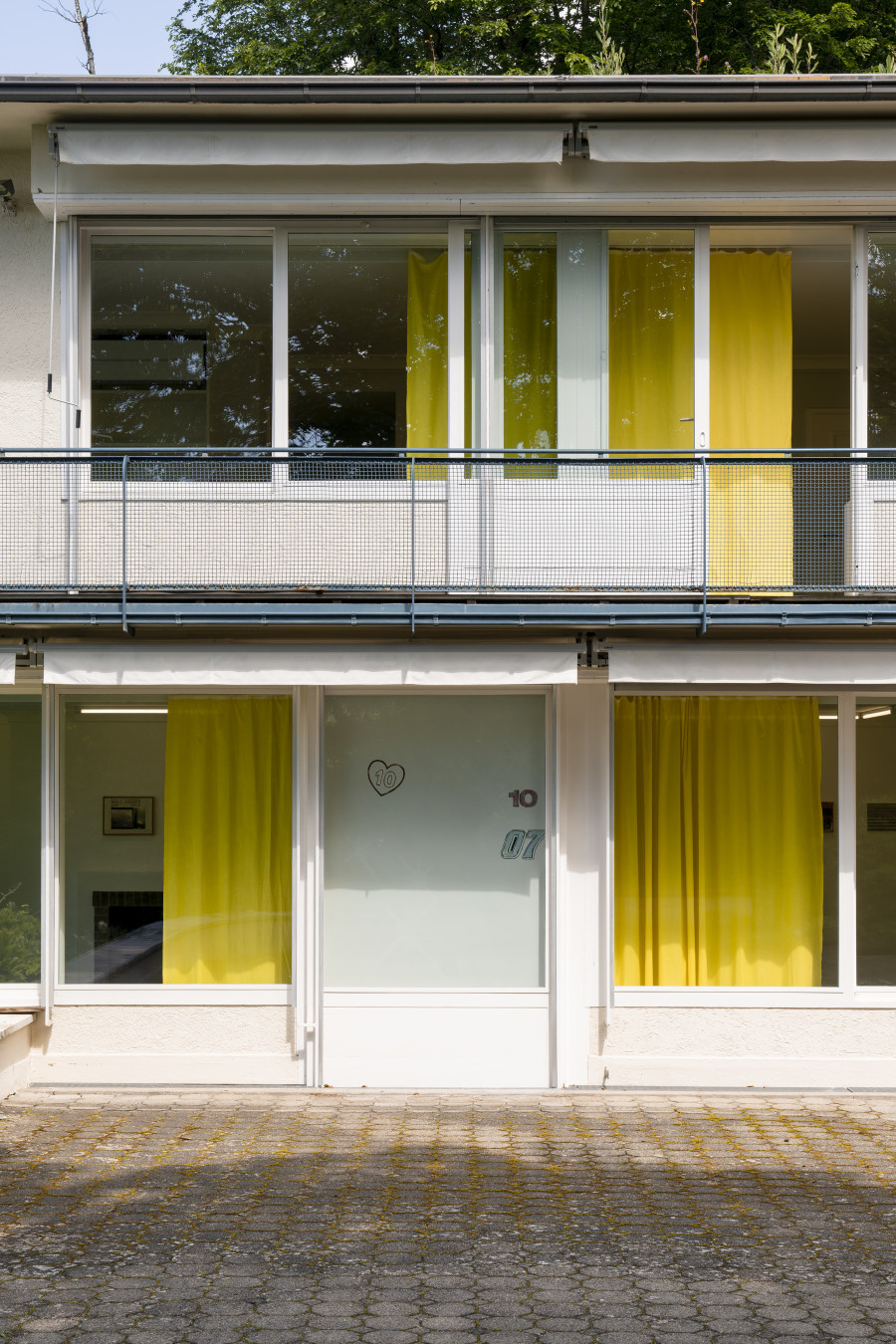 Exhibition view, Elise Corpataux, A Lifetime Waiting for Summer to Happen, suns.works, 2024. ©2024 suns.works and the artist. Photography: Claude Barrault, Remy Ugarte Vallejos et al.