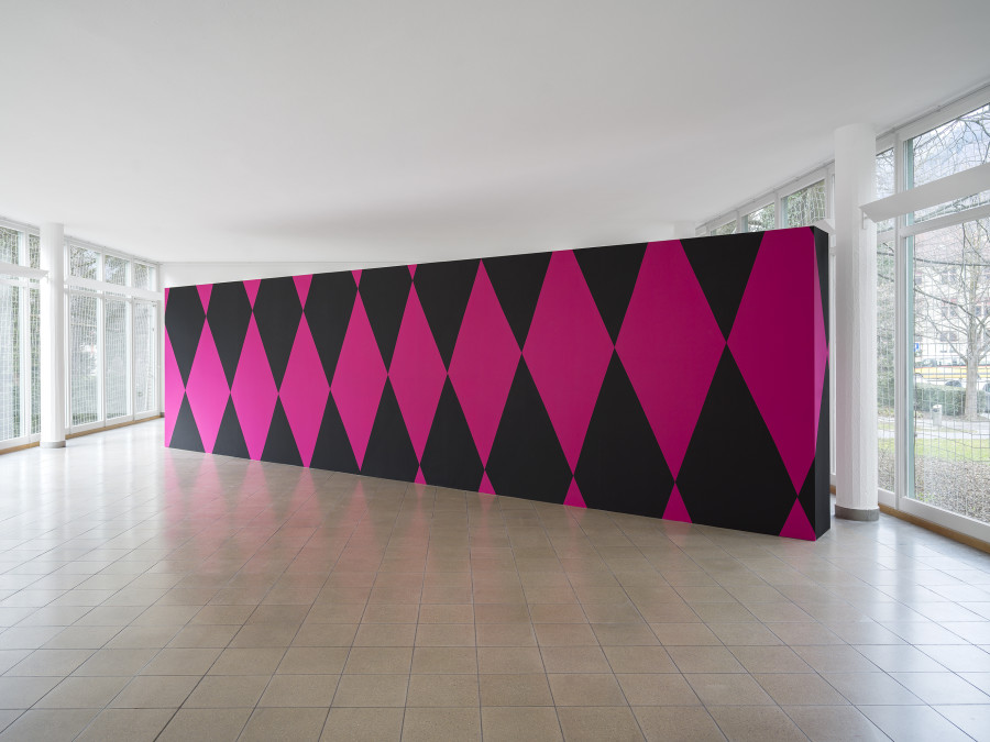 Sophie Gogl die kleine Feuerlöscher, 2023 Acryl und Aquarellfarbe Holz, Dispersionsfarbe, Wasserhahn, Epoxidharz/ Wood, emulsion paint, water tap, epoxy resin die knusprige Nichte Ausstellungsansicht / installation view Kunsthaus Glarus, 2023 Alle Werke / all works courtesy die Kunstlerin / the artist and / und KOW, Berlin Alle Fotos / all images: Cedric Mussano