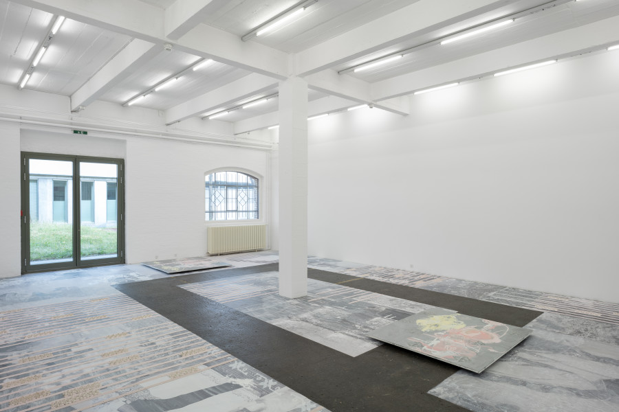 Melike Kara, «Emine`s Garden», exhibition view, 2023. With kars / goyan, 2023 (oil stick and acrylic on canvas, 180 x 150 cm, on the right) and dazkiri / tij, 2023 (oil stick and acrylic on canvas, 200 x 180 cm, in the back). Photo: Kunst Halle Sankt Gallen, E. Sommer. Courtesy: the artist Jan Kaps, Cologne & Peres Projects, Berlin