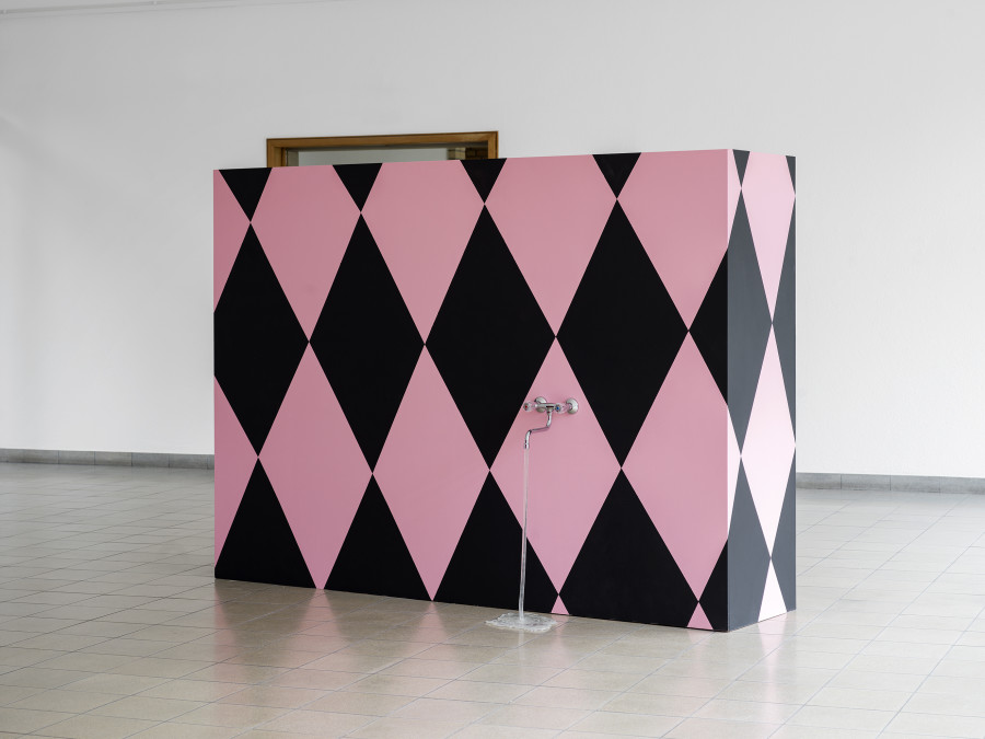 Sophie Gogl die grosse magenta farbene Teenie, 2023 Holz, Dispersionsfarbe / 5 Wood, emul- sion paint die knusprige Nichte Ausstellungsansicht / installation view Kunsthaus Glarus, 2023 Alle Werke / all works courtesy die Kunstlerin / the artist and / und KOW, Berlin Alle Fotos / all images: Cedric Mussano