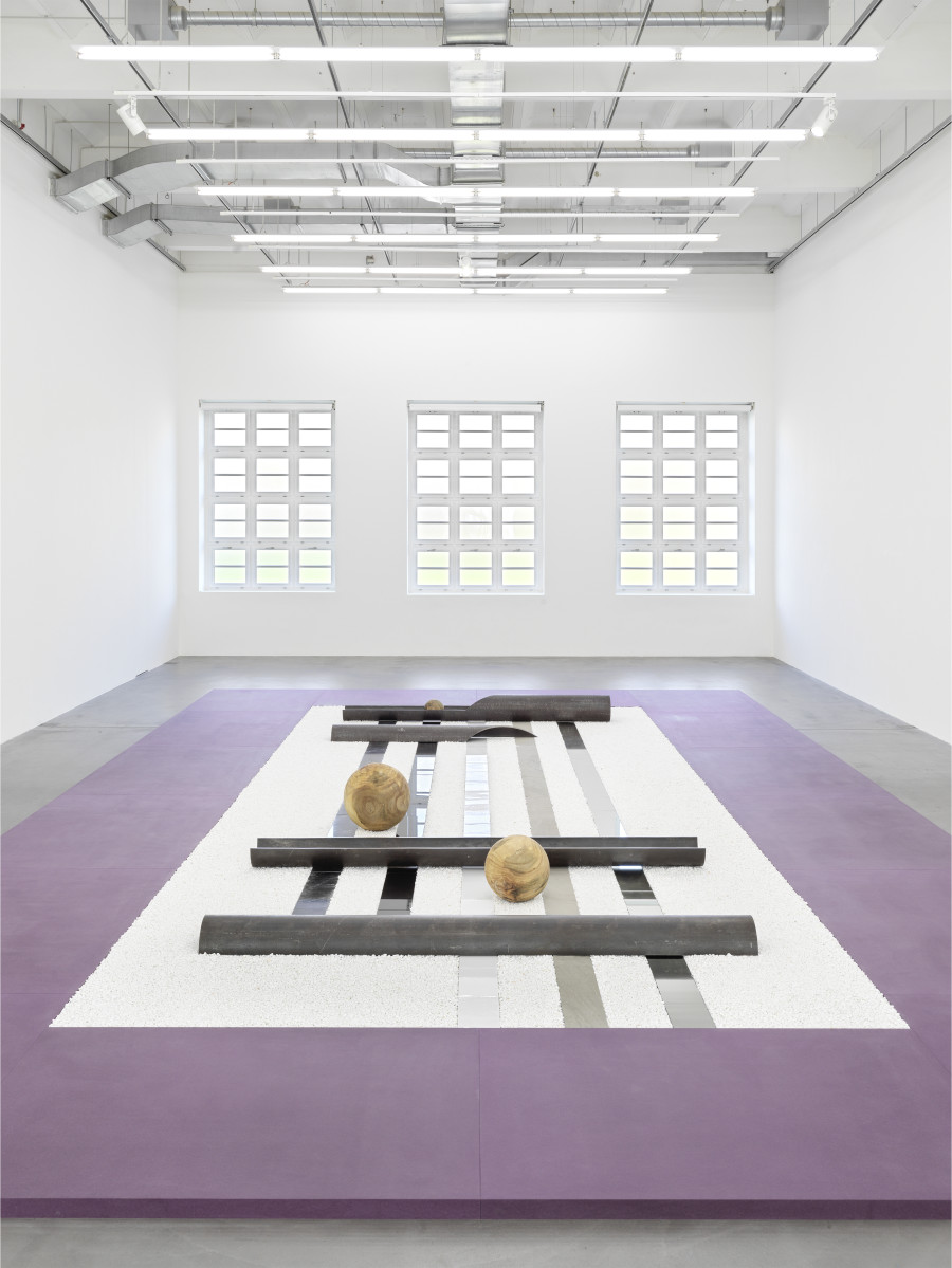 Kapwani Kiwanga, The worlds we tell: Threshold, 2022. Installationsansicht | Installation view, Museum Haus Konstruktiv, 2022 Valchromat, Kies, Spiegelglas, schwarzes Spiegelglas, Keramik, grauer Kandla Stein, Marmor, Stahlrohre, Ficuskugeln | Valchromat, gravel, mirror, black mirror, ceramic, kandla grey stone, marble, steel tubes, ficus spheres 1277 x 699 cm Foto I Photo: Stefan Altenburger