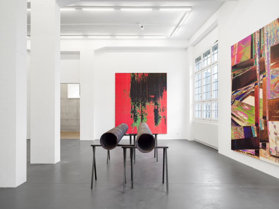 Wade Guyton, Untitled, 2025, Epson UltraChrome PRO inkjet on linen, 325 x 275 cm; Untitled, 2024, Cast bronze and aluminum, 35 x 369 x 34 cm; 31.9 x 316.9 x 32.1 cm. Installation view, Galerie Francesca Pia, Zurich 2025. Photo: Cedric Mussano