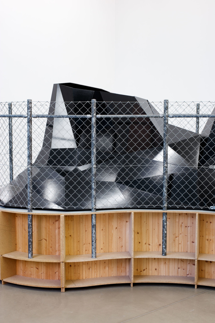 Installationsansicht Zeitgeschichten. Zeitgenössische Werke aus der Sammlung, 9.8. – 13.11.2022, Aargauer Kunsthaus, Aarau. Daniel Robert Hunziker, Terrain (Ausschnitt), 2005, Spanplatte, Fichtentäfer, Metallrohre, Diagonalgeflecht, Bitumenlack, 205 x 380 x 305 cm, Aargauer Kunsthaus, Aarau. Foto: Philipp Hitz, Zürich