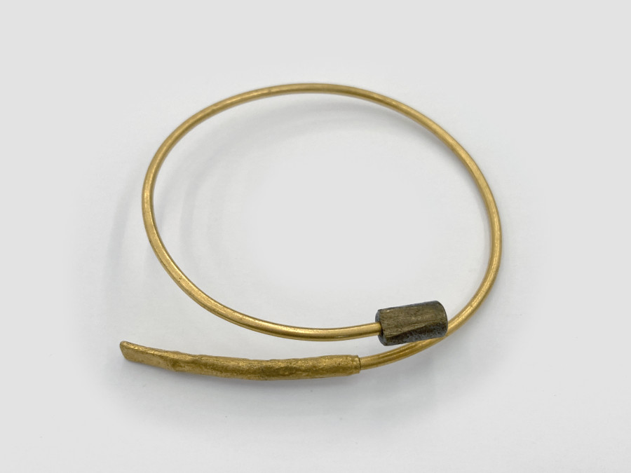 Bernhard Schobinger, Untitled, n.d., Arm cuff made of gold-plated stainless steel, copper fitting, 6.5 x 6.5 x 1.4 cm, inner ⌀ 6.2 cm
