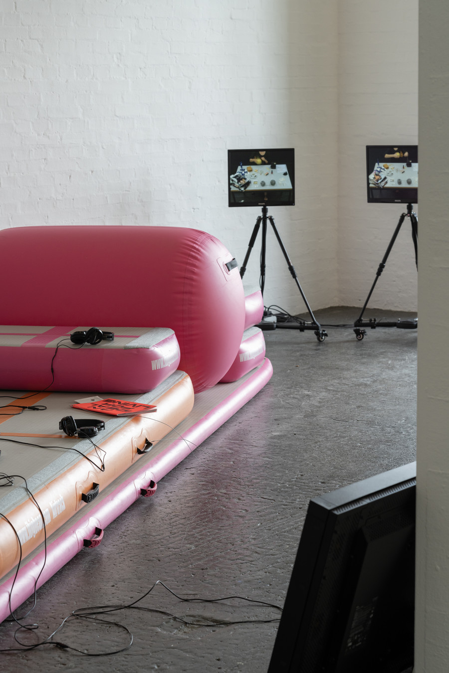 Alexandra Bachzetsis, «Notebook», exhibition view, 2023. Photo: Kunst Halle Sankt Gallen, E. Sommer. Courtesy: the artist. Courtesy: Experimenter, Karma International, kurimanzutto, Meyer Riegger.