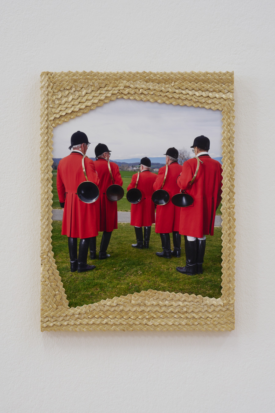 Laurence Kubski, Sonneurs de trompe invités à l’Assemblée annuelle de la Fédération fribourgeoise des sociétés de chasse, 2024. Photo: Guillaume Python. Courtesy of the artist and Kunsthalle Friart Fribourg