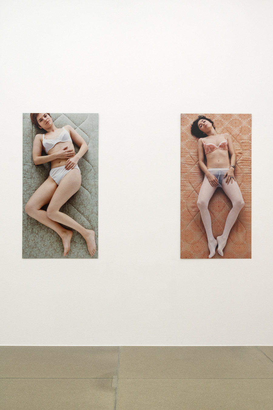 Installationsansicht Eine Frau ist eine Frau ist eine Frau... Eine Geschichte der Künstlerinnen 27.8.2022 – 15.1.2023, Aargauer Kunsthaus, Aarau. Katrin Freisager Nadia, 1995 Pipilotti, 1995 Aargauer Kunsthaus, Aarau / Depositum der Sammlung Andreas Züst. Foto: Zoe Tempest, Zürich