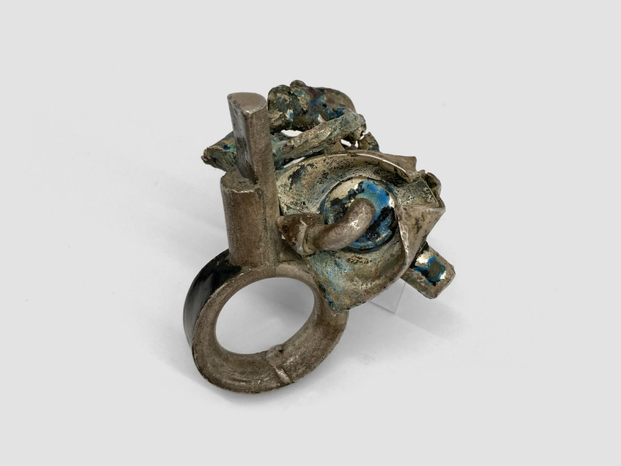Bernhard Schobinger, Trümmerring / Debris Ring, 2006, Ring made of silver, enamel, 5 x 4.3 x 3.5 cm, Ring size 14, inner ⌀ 1.6 cm