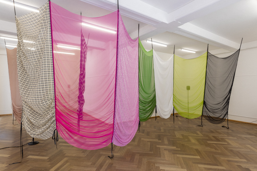 Lara Dâmaso, Echo chambers, 2022. Multimedia installation, curtains, 3-channel sound installation with performances. With the collaboration of Blanca Bianchi. Credit photo: © Guadelupe Ruiz
