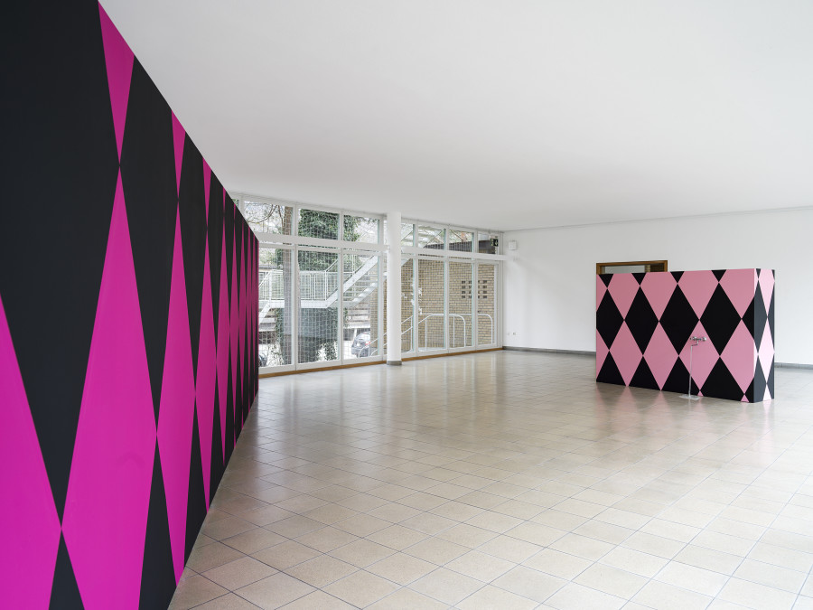 Sophie Gogl die kleine Feuerlöscher, 2023 Acryl und Aquarellfarbe Holz, Dispersionsfarbe, Wasserhahn, Epoxidharz/ Wood, emulsion paint, water tap, epoxy resin die knusprige Nichte Ausstellungsansicht / installation view Kunsthaus Glarus, 2023 Alle Werke / all works courtesy die Kunstlerin / the artist and / und KOW, Berlin Alle Fotos / all images: Cedric Mussano