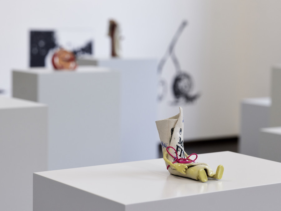 Cassidy Toner, Leaning on me #1 -- #16, 2025, Keramik, glasiert / Airbrush und handbemalt. Courtesy of the artist & PHILIPPZOLLINGER, Zurich. Photo credit: Samuel Bramley