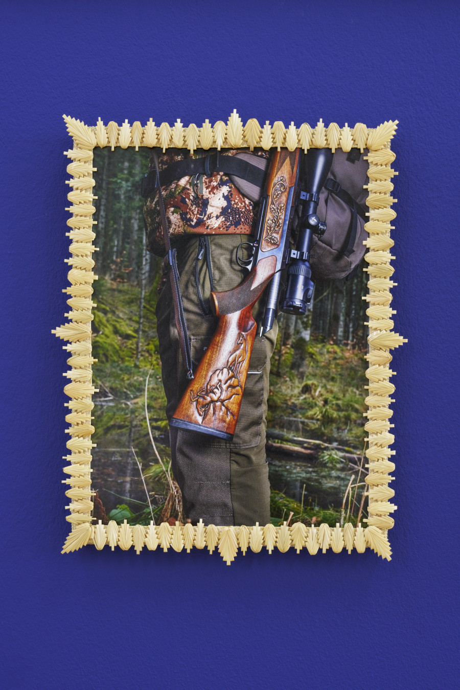 Laurence Kubski, Chute d’un chamois sculptée sur la crosse d’un fusil de chasse, 2024. Photo: Guillaume Python. Courtesy of the artist and Kunsthalle Friart Fribourg