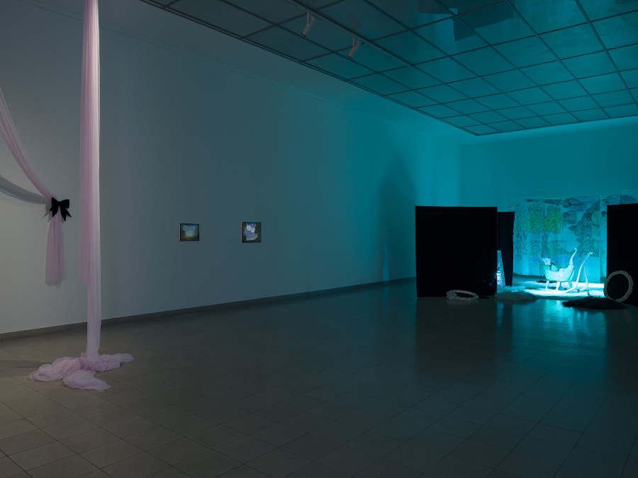 Karen Kilimnik Swan Lake Ausstellungsansicht / installation view Kunsthaus Glarus, 2023 Alle Werke / all works courtesy die Kunstlerin / the artist, Galerie Eva Presenhuber, Zürich / New York / Wien und / and Sprüth Magers Berlin / London / Los Angeles. Alle Fotos / all images: Cedric Mussano