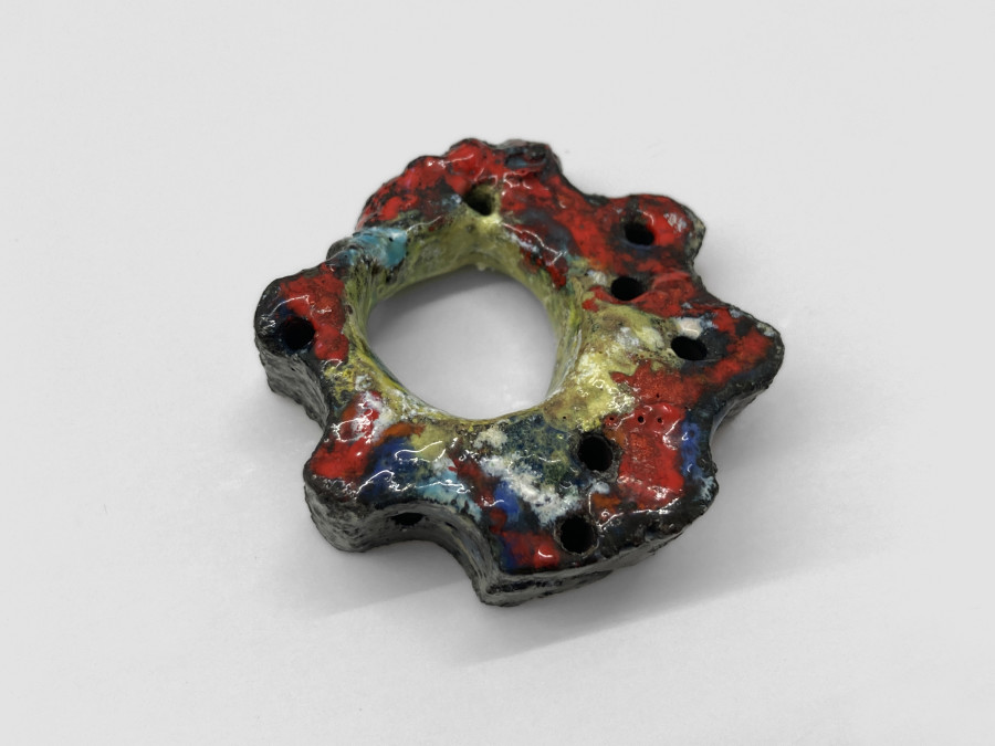 Bernhard Schobinger, Amöben-Ring / Amoeba Ring, 2015, Ring made of cast iron, enamel, 4 x 4.2 x 1.9 cm, Ring size 13, inner ⌀ 1.6 cm