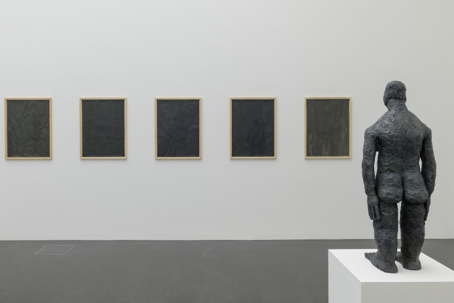 Ausstellungsansicht Woher kommst du? Wie Kunst in die Sammlung gelangt, Kunstmuseum Luzern, 2024, mit Werken von Rudolf Blättler, Foto Marc Latzel