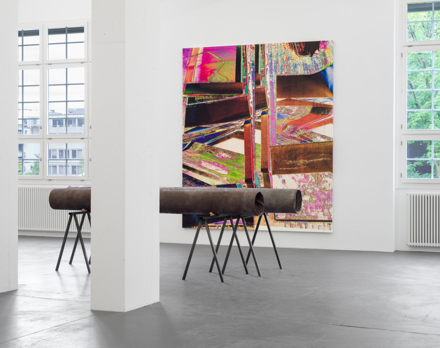 Wade Guyton, Untitled, 2025, Epson UltraChrome PRO inkjet on linen, 325 x 275 cm; Untitled, 2024, Cast bronze and aluminum, 35 x 369 x 34 cm; 31.9 x 316.9 x 32.1 cm. Installation view, Galerie Francesca Pia, Zurich 2025. Photo: Cedric Mussano