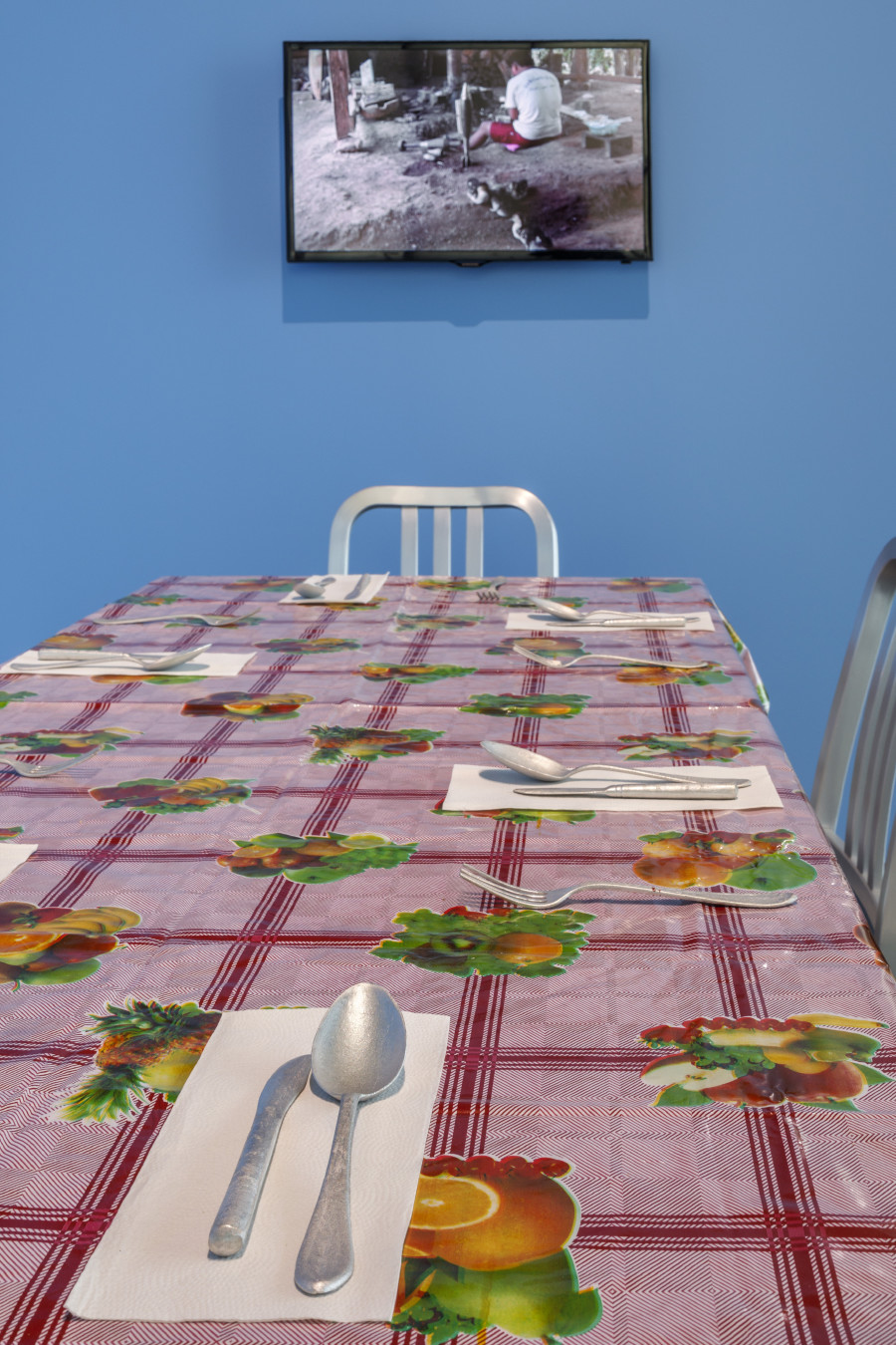 Anna Jermolaewa, Dining Room, 2017, Installation view ground floor Kunsthaus Bregenz, 2023. Photo: Markus Tretter. Courtesy of the artist. © Kunsthaus Bregenz, Anna Jermolaewa, Bildrecht, Wien, 2023