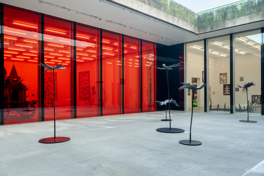 lnstallationsansicht Augustin Rebetez. Vitamin, 18.2. - 29.5.2023, Aargauer Kunsthaus, Aarau, Augustin Rebetez, THE FAMILY, 2023. Foto: ullmann.photography
