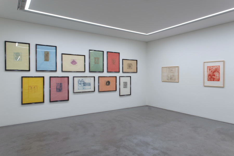 Linke Wand: Div. Werke aus der Mappe «Unterhaltungsmusik 1», 1966 (Tiefdruck (Ätzung)), Sammlung Falckenberg, Rechte Wand: Wie man einen inneren und äußeren Fluchtpunkt hat und wie mans zeigt, 1966 (Tiefdruck (Ätzung und Kaltnadel)), Dieter Roth Foundation, © Dieter Roth Estate, Courtesy Hauser & Wirth, Mein Auge ist ein Mund, 1966 (Tiefdruck (Ätzung)), Dieter Roth Foundation, © Dieter Roth Estate, Courtesy Hauser & Wirth