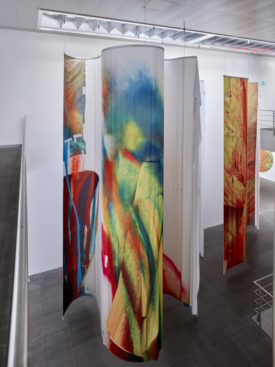 Ausstellungsansichten: Katharina Grosse. Studio Paintings, 1988–2022. Foto: © Rolf Siegenthaler / Kunstmuseum Bern