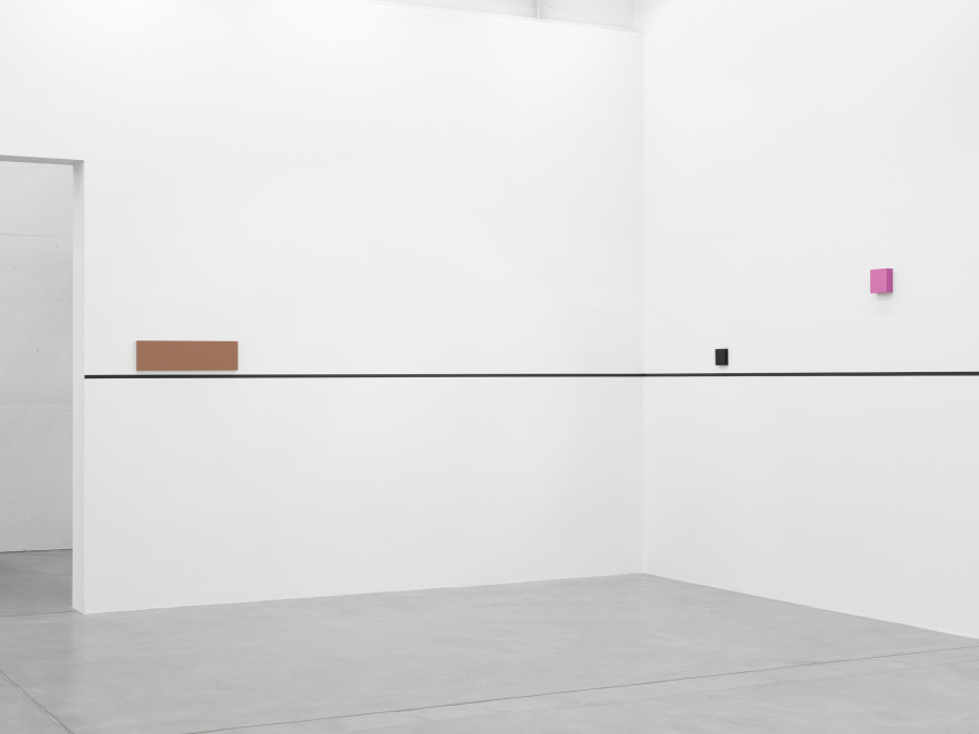 Installation view, Gerwald Rockenschaub, bass+ (re)modification, Galerie Eva Presenhuber, Zurich, MaagAreal, 2024. © Gerwald Rockenschaub. Courtesy the artist and Galerie Eva Presenhuber, Zurich / Vienna. Photo: Stefan Altenburger Photography, Zürich