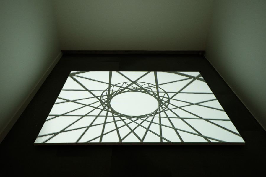 Ausstellungsansicht «Born Digital. Videokunst im neuen Millennium», Juni 2024, Kunsthaus Zürich, Foto © Franca Candrian, Kunsthaus Zürich Rita McBride, Mae West, a proposal for Effnerplatz, Munich, Germany, 2003–2004. Kunsthaus Zürich, 2004, © 2024, ProLitteris, Zurich