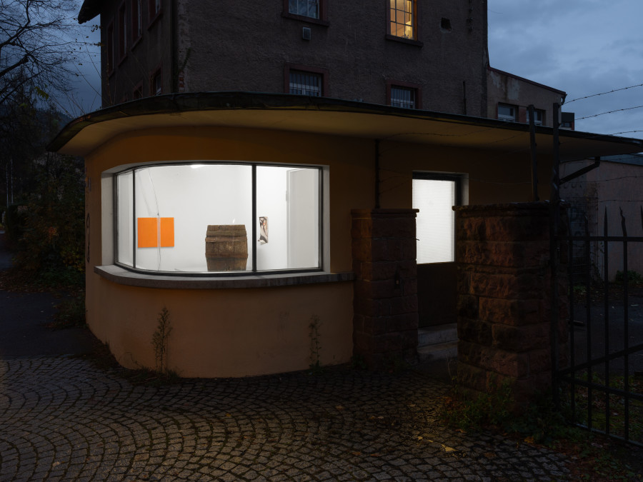 Exhibition view, IM MUELL IM PARK, Matthias Holznagel, Pförtnerhaus Freiburg, 2025.