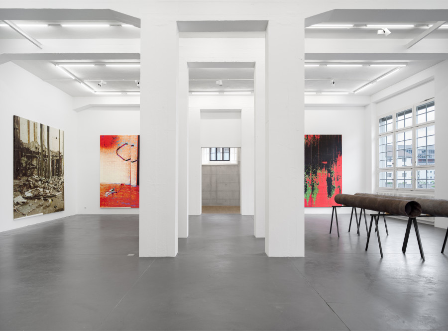 Wade Guyton, Untitled, 2025, Epson UltraChrome PRO inkjet on linen, 325 x 275 cm; Untitled, 2024, Cast bronze and aluminum, 35 x 369 x 34 cm; 31.9 x 316.9 x 32.1 cm. Installation view, Galerie Francesca Pia, Zurich 2025. Photo: Cedric Mussano