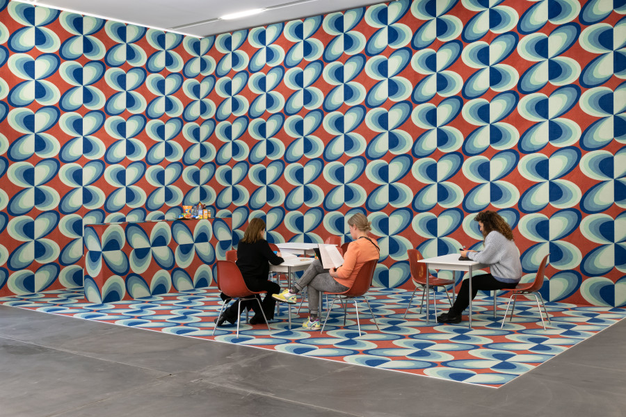L/B (Lang/Baumann), Beautiful Corner, 1999, Wood, fitted carpet, glass plate, 2 tables, 10 chairs, snacks and drinks. Sammlung Migros Museum für Gegenwartskunst, photo: Flavio Karrer