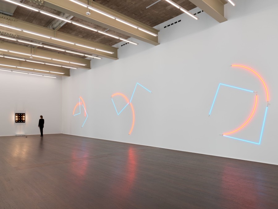 Installation view, ‘François Morellet. Neons’ at Hauser & Wirth, Zurich, Limmatstrasse, 24 March – 21 May 2022. © François Morellet/ADAGP, Paris. Courtesy François Morellet Estate. Photo: Stefan Altenburger Photography Zürich
